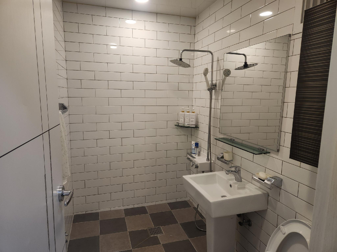 Shared bathroom, Daon Pension, Tongyeong