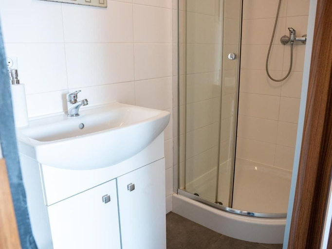 Bathroom 5, La Perla, Kamień