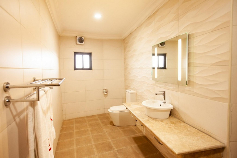 Bathroom 3, Genesis Castle, Obio/Akp