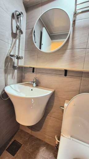 Bathroom 2, Lime Stay, Jung
