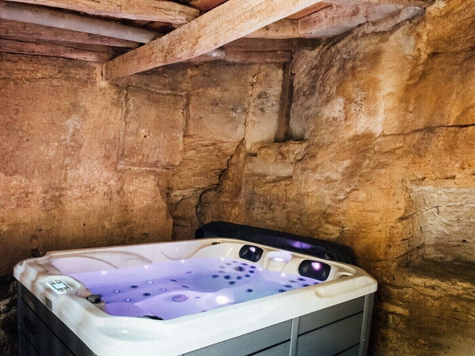 Indoor spa tub 5, Les Voûtes Oubliées, Maine-et-Loire