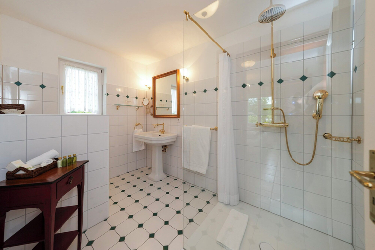 Bathroom 3, Hofgut Albführen - Hotel & Restaurant, Waldshut