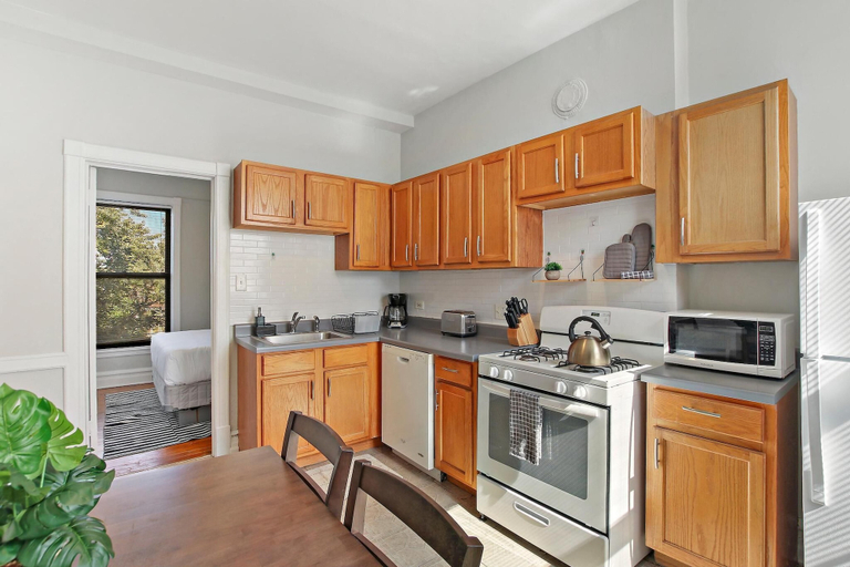 Private kitchen, Cozy 3BR Gem - Lincoln 3E, Cook