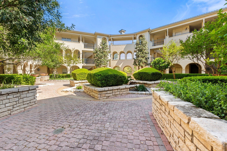 Exterior, Paradise Island - 2br/2ba Condo With Epic Views of Lake and Pool, Travis