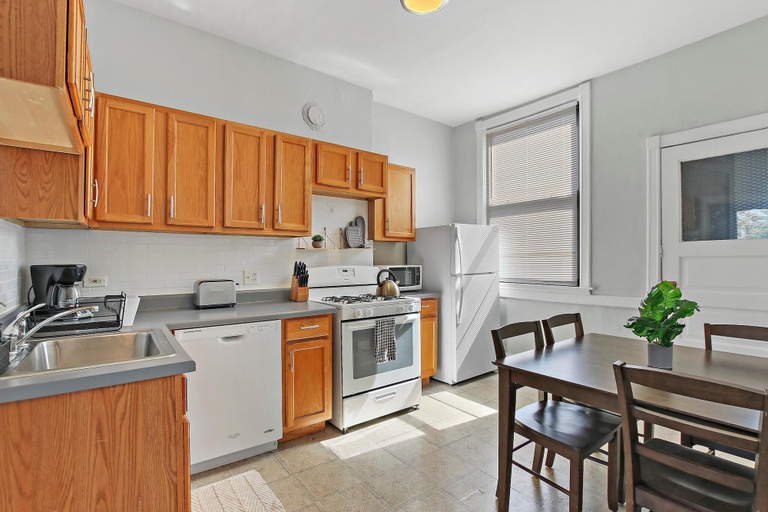 Dining room 3, Cozy 3BR Gem - Lincoln 3E, Cook