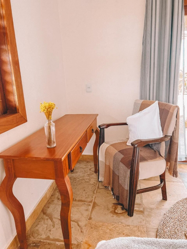 Room 4, casa nossa prea, Cruz