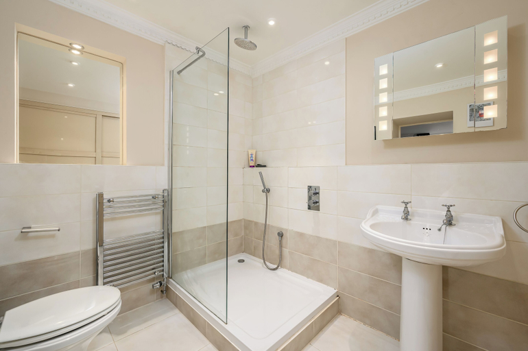 Bathroom 4, Elegant 3-Bedroom Flat in West End, Edinburgh