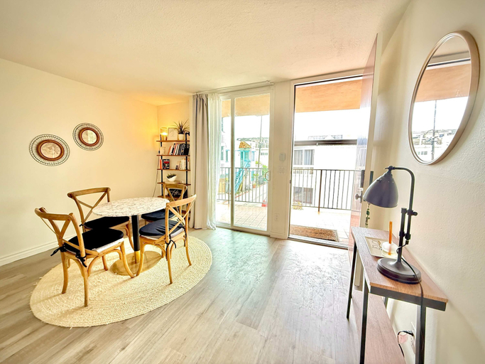 Room 5, Mission Beach Bayfront Two-story bay View Condo, San Diego