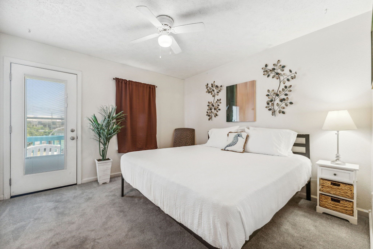 Room 5, Beach Walkers, Bay