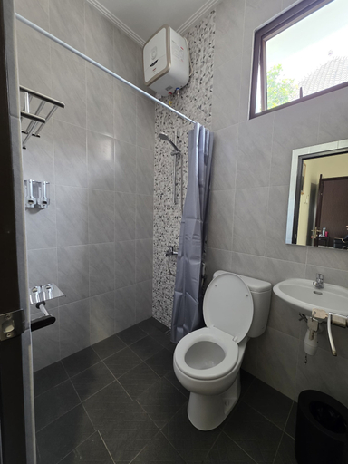 Bathroom 3, Shini Guest House, Malang
