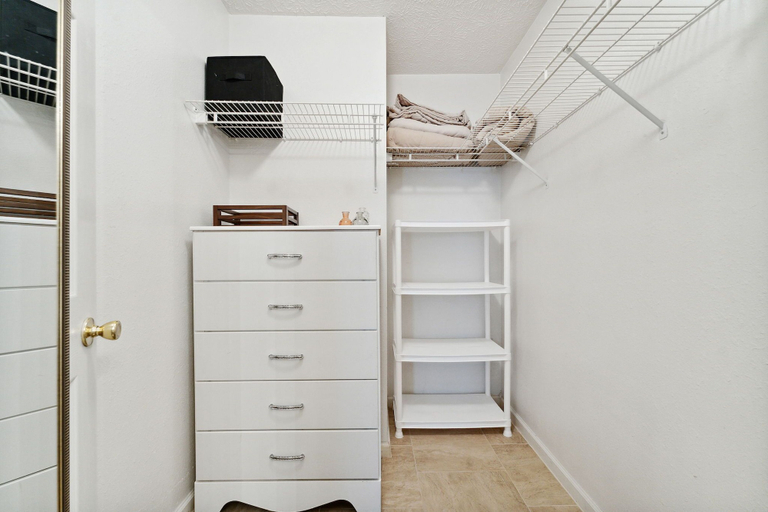 Room 2, Beach Walkers, Bay