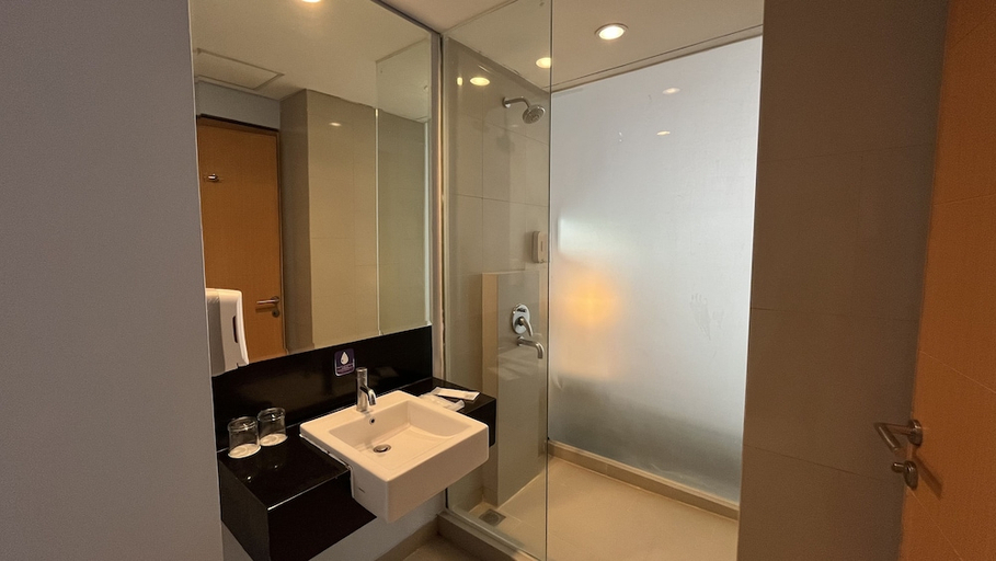 Bathroom 3, Luminor Hotel Metro Indah Bandung, Bandung