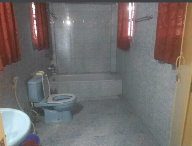 Bathroom 4, Hermitage Guest House, Moulvibazar