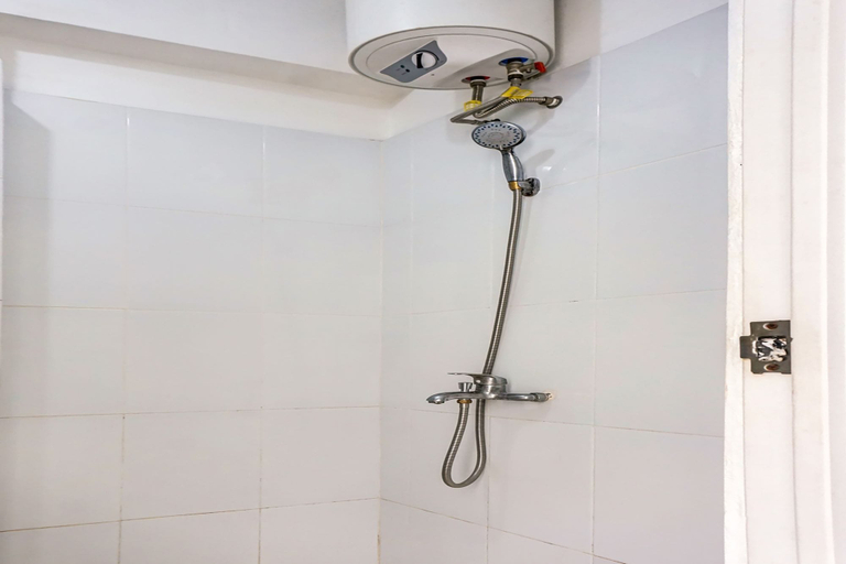 Bathroom 5, Hotel O Apartement Cibubur Village kaisar property Lobby B, East Jakarta