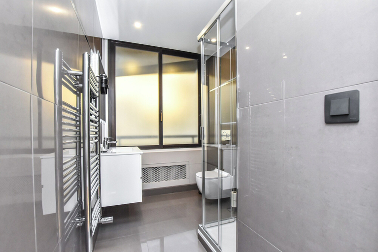 Bathroom 2, Bright Apartment - 1br/4p - Near Opera Garnier, Paris