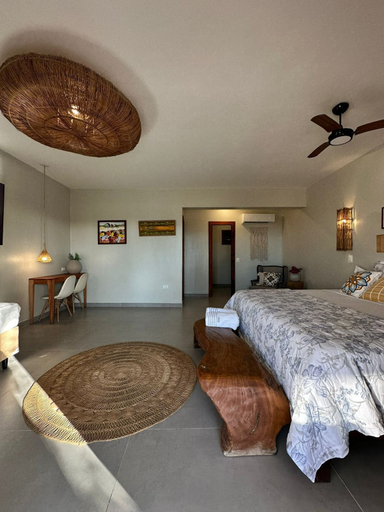 Room 2, casa nossa prea, Cruz