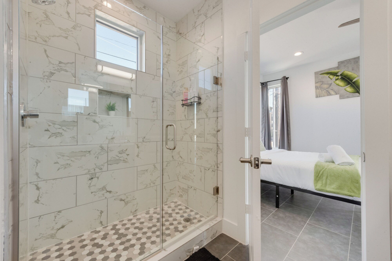 Bathroom 2, Dallas City Views, Dallas