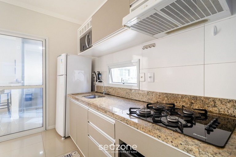 Private kitchen 3, 2 Bedroooms Apt w/ BBQ 500m From the Beach Pts0101, Florianopolis