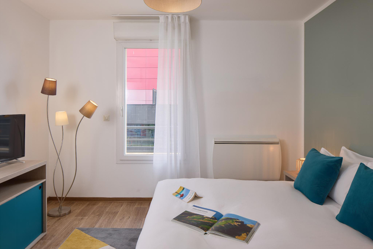 Bedroom 5, Quality Aparthotel Valenciennes, Nord