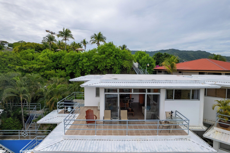 Balcony 3, Modern Top-Floor Condo with Panoramic Views and Community Pool, Carrillo