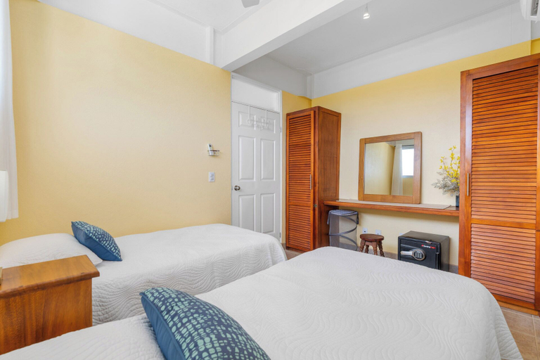 Room 5, Modern Top-Floor Condo with Panoramic Views and Community Pool, Carrillo