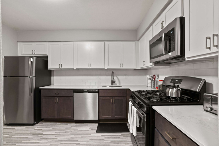 Room 2, Modern 2BR 2BA Apartment With Pleasant Views, Oakland