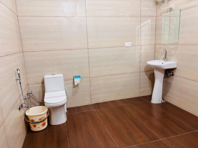 Bathroom 3, Jim Corbett Guest House, Nainital