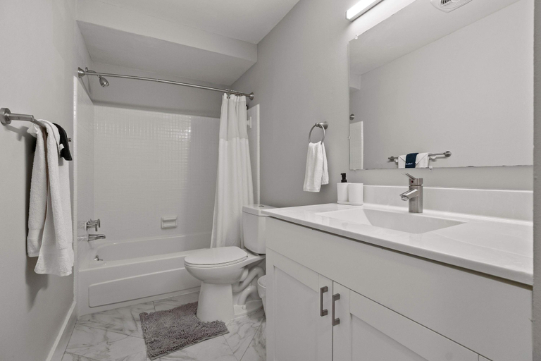 Room 4, Modern 2BR 2BA Apartment With Pleasant Views, Oakland