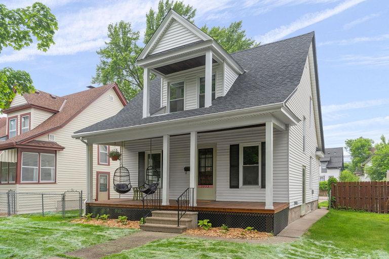Exterior 2, Retro Haus, Hennepin