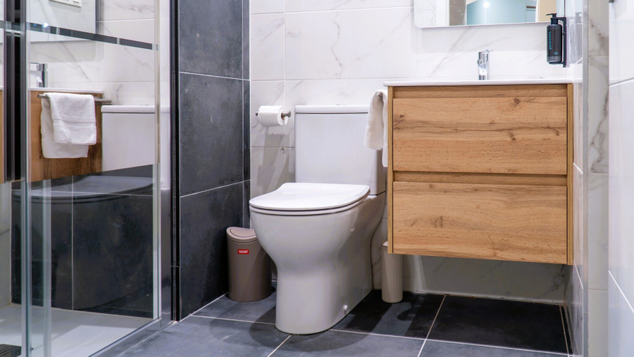 Bathroom 2, Apartamentos Doña Berenguela by gaiarooms, León
