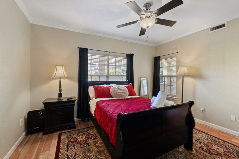Room 5, Paradise Island - 2br/2ba Condo With Epic Views of Lake and Pool, Travis