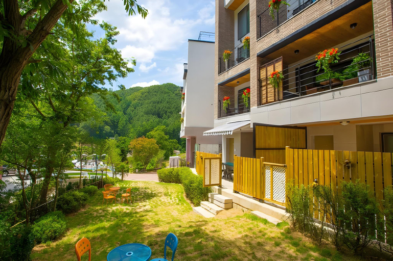 Exterior & Views