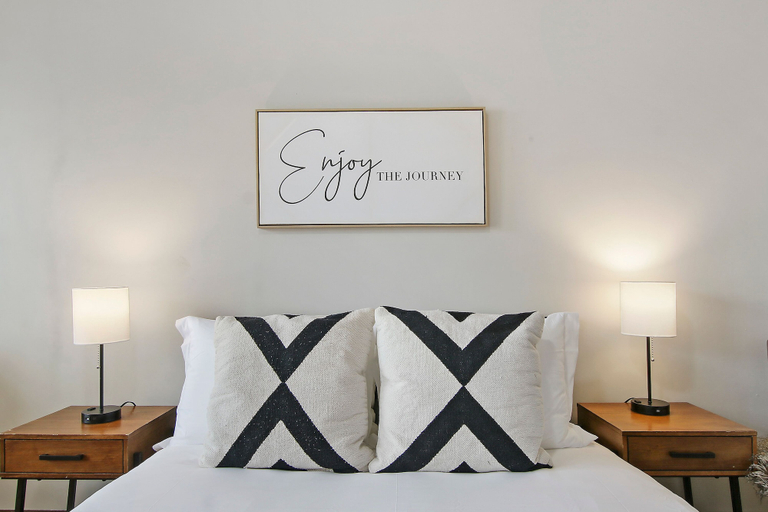 Room 3, Inviting 2BR Apt - Fullerton 1B, Cook