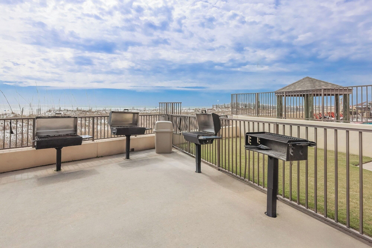 BBQ/picnic area, Phoenix IV 4073, Baldwin
