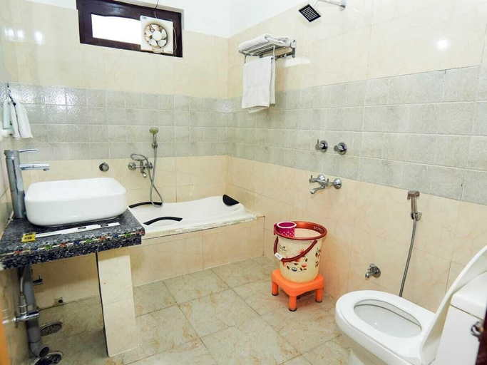 Bathroom 4, Near Mountain Hotel Hidden Heaven Shimla, Mandi