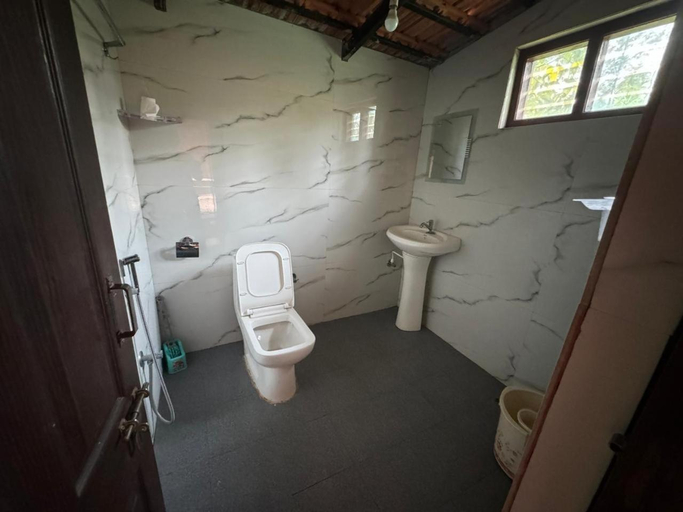 Bathroom 3, Edgestay, Hassan