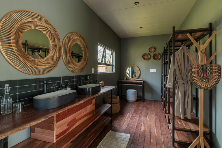 Bathroom 4, Camp Nkwazi, Livingstone
