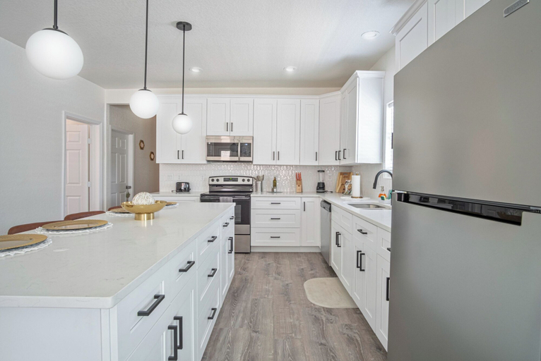 Private kitchen 4, Generous 5br/3ba Haven Close to Alamo & Riverwalk!, Bexar