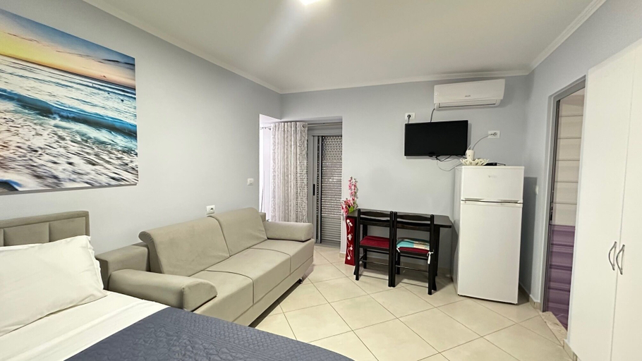 Others 4, Bebi Guest House, Sarandës