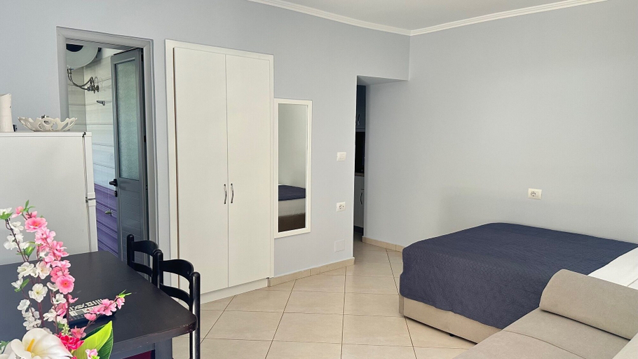 Others 5, Bebi Guest House, Sarandës
