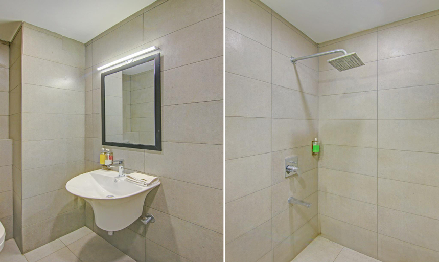 Bathroom 4, Town Pallace Inn, Delhi
