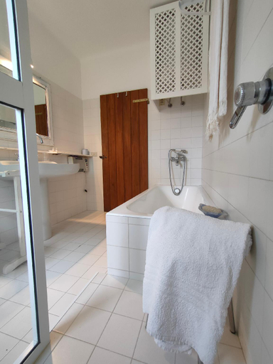 3, Santolo Country Retreat, Syracuse