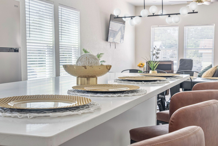 Private kitchen 5, Generous 5br/3ba Haven Close to Alamo & Riverwalk!, Bexar