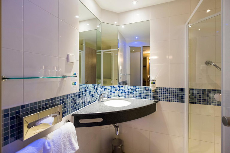 Bathroom 3, Holiday Inn Express Gütersloh By IHG, Gütersloh