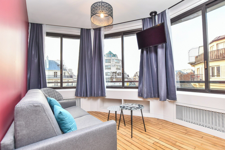 Living area 4, Bright Apartment - 1br/4p - Near Opera Garnier, Paris