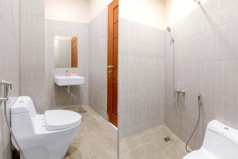 Bathroom 3, OYO 94746 Raz Residence, Medan