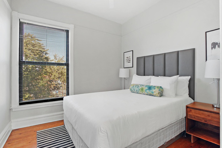 Room 2, Cozy 3BR Gem - Lincoln 3E, Cook
