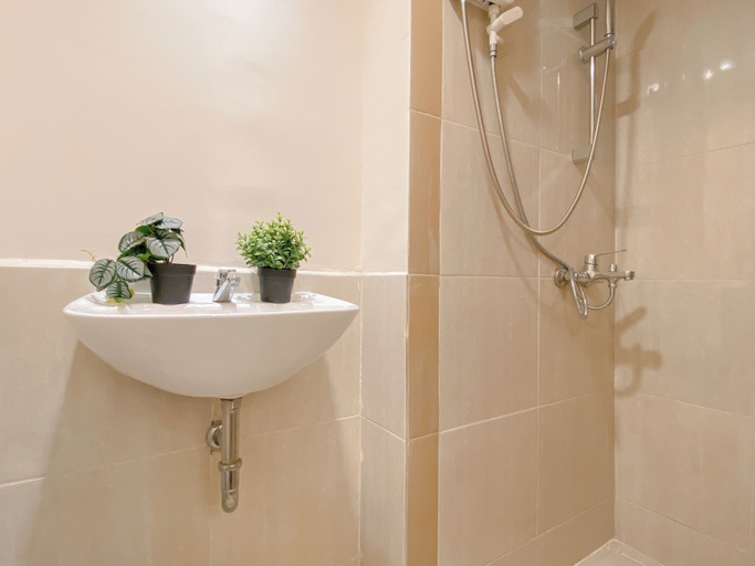 Bathroom 3, Tidy Warm Toned 2Br Apartment Meikarta, Cikarang