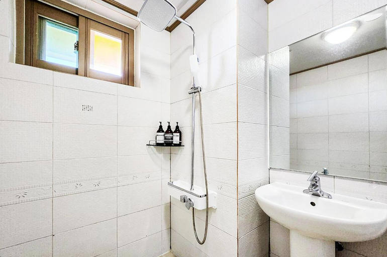 Bathroom 4, Whinstone Hotel and Resort, Jeju