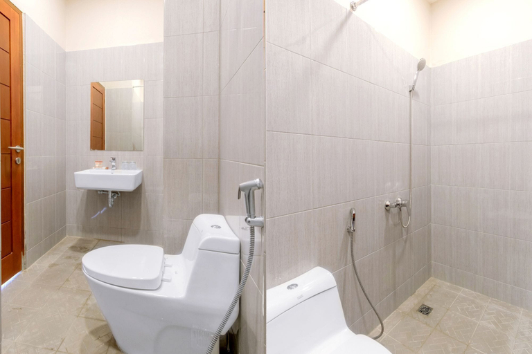 Bathroom 4, OYO 94746 Raz Residence, Medan